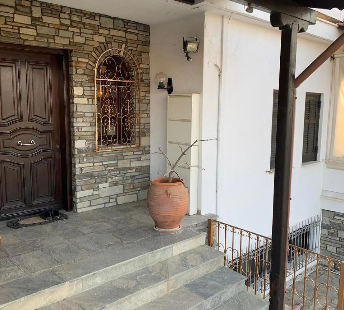 Villa Georgius Neon Rysion 0*,